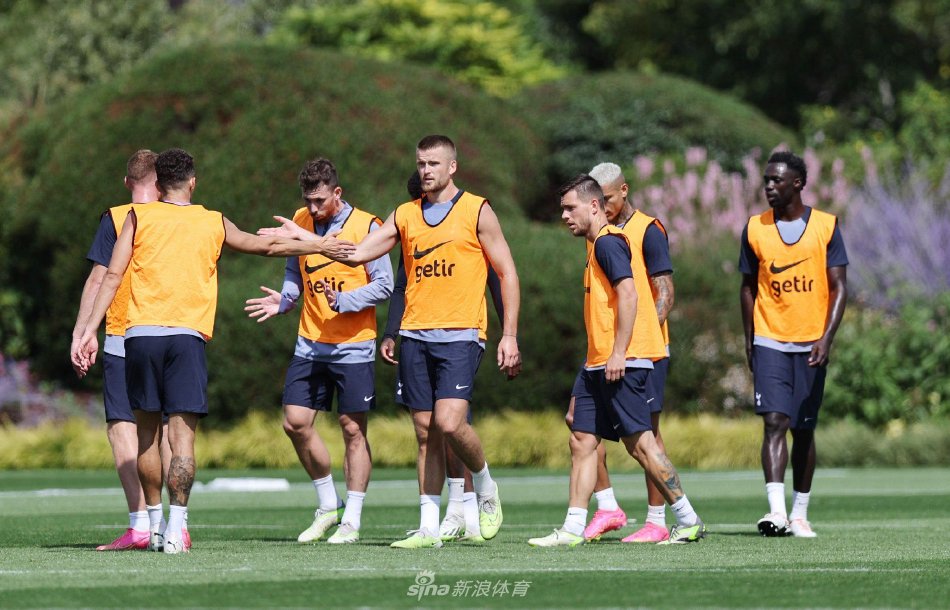 通过边路传 通过边路传